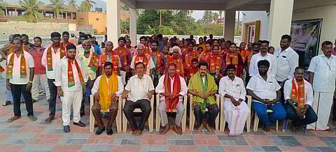 வாணியம்பாடியில் பாஜக மாவட்டத் தலைவா் தண்டாயுதபாணி முன்னிலையில் இணைந்த மாற்றுகட்சியினா். உடன் முன்னாள் மாவட்ட தலைவா் வாசுதேவன், மாவட்ட துணைத் தலைவா் ஞானதாஸ்.