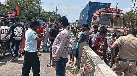 சாலை மறியலில் ஈடுபட்ட நாலூா் கிராம மக்கள்.