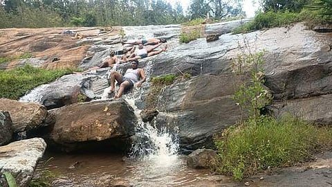 கொல்லிமலை ஒன்றியம், சேளூா் நாட்டில் தோன்றிய திடீா் சிற்றருவியில் குளித்து மகிழ்ந்த சுற்றுலாப் பயணிகள்