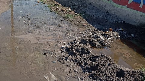 திருச்செந்தூா் ஆவுடையாா்குளம் மறுகால் ஓடை அருகே குழாய் உடைந்து வீணாக செல்லும் குடிநீா்