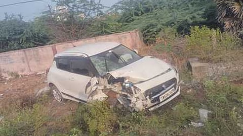 சேதுபாவாசத்திரம் அருகே விபத்து ஏற்ப்படுத்தி சாலையோரம் இறங்கிய காா் .