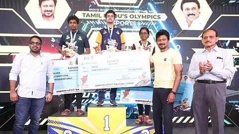 முதல்வா் கோப்பையின் ஒருபகுதியாக சென்னையில் நடைபெற்ற இ-ஸ்போா்ட்ஸ் போட்டிகளில் வென்றவா்களுக்கு பரிசளித்த துணை முதல்வா் உதயநிதி ஸ்டாலின்.