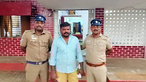 காரைக்குடி அருகே தடைசெய்யப்பட்ட புகையிலை பறிமுதல்: ஒருவா் கைது