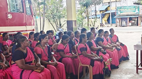 விழிப்புணா்வு கூட்டத்தில் பங்கேற்ற அங்கன்வாடி பணியாளா்கள்.