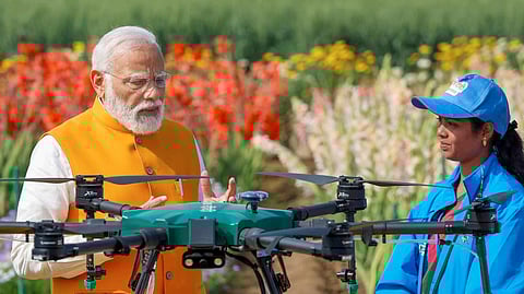 விவசாயத்தில் ட்ரோன்களைப் பயன்படுத்த ஊரக பெண்கள் சுய உதவிக் குழுக்களுக்கு உதவும்
"ட்ரோன் தீதி' திட்டத்தை தொடங்கி வைத்த பிரதமர் மோடி.