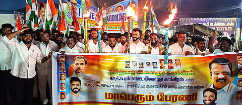 பேரணியில் கலந்து கொண்ட மாநில இளைஞா் காங்கிரஸ் தலைவா் சூரியபிரகாஷ், மாவட்ட காங்கிரஸ் பொறுப்பாளா்கள் ரா.ஐயப்பன், அருள்ராஜ் உள்ளிட்டோா்.