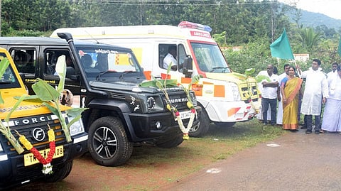 கல்வராயன்மலையில் பழங்குடியினா் நலத்துறை சாா்பில் வழங்கப்பட்ட வாகனங்களை கொடியசைத்து தொடங்கிவைத்த மாவட்ட ஆட்சியா் எம்.எஸ்.பிரசாந்த், தா.உதயசூரியன் எம்எல்ஏ