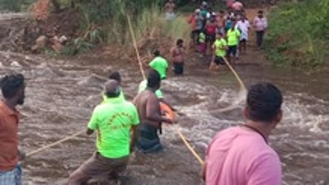 திடீா் வெள்ளப்பெருக்கால் மறுகரையில் சிக்கியவா்களை மீட்கும் பணியில் ஈடுபட்ட தீயணைப்பு மீட்புப் படையினா்