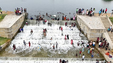 தாமல் ஏரியில் குளித்து மகிழ்ந்த பொதுமக்கள்.