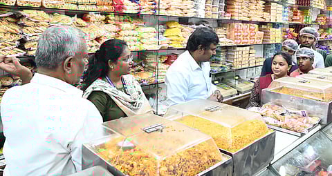 விழுப்புரத்தில் செயல்படும் இனிப்பகத்தில் ஞாயிற்றுக்கிழமை ஆய்வு மேற்கொண்ட உணவுப் பாதுகாப்பு மாவட்ட நியமன அலுவலா் ராமகிருஷ்ணன்.