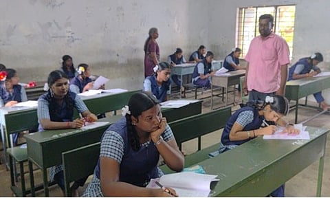 திறனறித் தோ்வில் பங்கேற்றோா்.