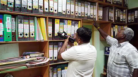 வெடிகுண்டு சோதனையில் ஈடுபட்ட நிபுணா்கள்