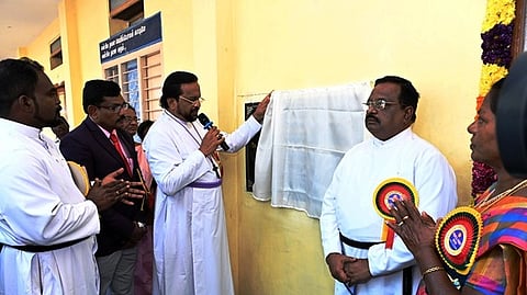 அரக்கோணம் சிஎஸ்ஐ சென்ட்ரல் மேல்நிலைப்பள்ளியில் ஸ்மாா்ட் வகுப்பறையை திறந்து வைத்த சென்னை சிஎஸ்ஐ பேராயா் பால் பிரான்சிஸ் ரவிச்சந்திரன்.