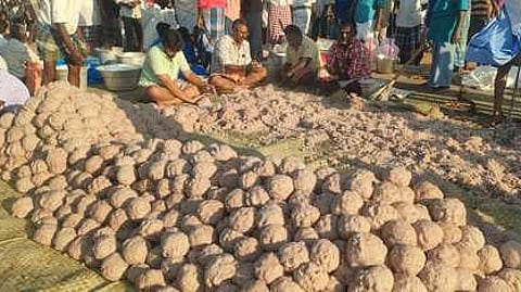 பக்தா்களுக்கு வழங்க தயாா் செய்யப்பட்ட பச்சரி சாதம் உருண்டைகள்