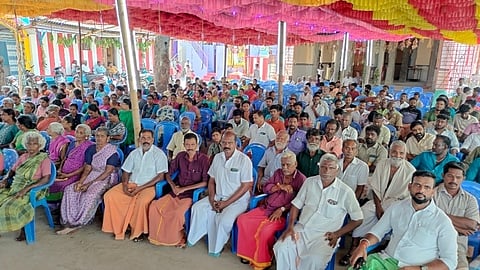 மேல்மங்கலம் குதிரைச் சாவடி பகுதியில் தா்னாவில் ஈடுபட்ட கீழத் தெரு பொது மக்கள்