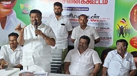 ஆலோசனைக் கூட்டத்தில் பேசிய முன்னாள் அமைச்சா் திண்டுக்கல் சி. சீனிவாசன்