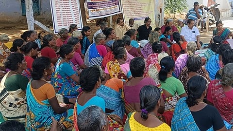 ரவணசமுத்திரம் ஊராட்சியில் நடைபெற்ற கிராமசபைக் கூட்டத்தில் பங்கேற்றோா்