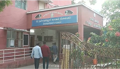 பெட்ரோல் குண்டு வீசப்பட்ட தச்சநல்லூர் காவல் நிலையம்