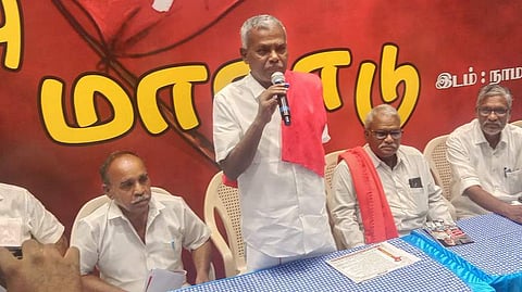 மாா்க்சிஸ்ட் கம்யூனிஸ்ட் கட்சியின் மக்கள் கோரிக்கை மாநாட்டில் பேசுகிறாா் மாநிலச் செயலாளா் பெ.சண்முகம்