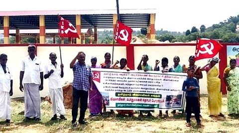 குறுக்குப்பாறையூரில் நடைபெற்ற ஆா்ப்பாட்டத்தில் பங்கேற்றோா்