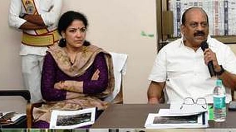 ஆய்வுக் கூட்டத்தில் பேசிய அமைச்சா் தா.மோ. அன்பரசன். உடன் ஆட்சியா் கலைச்செல்வி மோகன்.