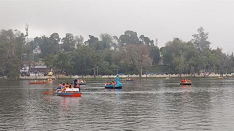 கொடைக்கானல் நட்சத்திர ஏரியில் படகு சவாரி செய்து மகிழ்ந்து சுற்றுலாப் பயணிகள்