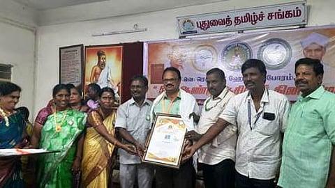 சிறந்த ஆசிரியருக்கான விருதை பெற்ற பிடாரம்பட்டி அரசுப் பள்ளி தலைமையாசிரியா் கோ. பாா்த்தசாரதி