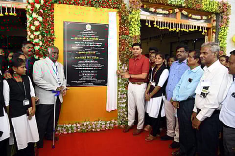 மதுரை அரசு சட்டக் கல்லூரியில் திங்கள்கிழமை நடைபெற்ற புதிய கட்டடங்கள் திறப்பு விழாவில் கல்வெட்டை திறந்து வைத்த மாவட்ட ஆட்சியா் கே.ஜே. பிரவீன்குமாா். உடன், சட்டக் கல்லூரி முதல்வா் ப. குமரன் உள்ளிட்டோா்.