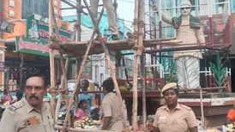 அரியலூா் மாங்காய் பிள்ளையாா் கோயில், எம்.ஜி.ஆா். சிலை அருகில் கோபுரம் அமைக்கப்பட்டு, கண்காணிப்பு பணியில் ஈடுபட்டுள்ள காவல் துறையினா்.