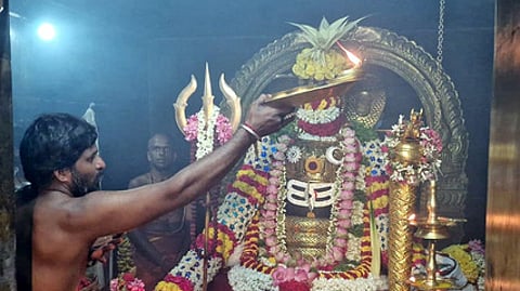 வருஷாபிஷேகத்தை முன்னிட்டு மூலவருக்கு நடைபெற்ற சிறப்பு பூஜை.