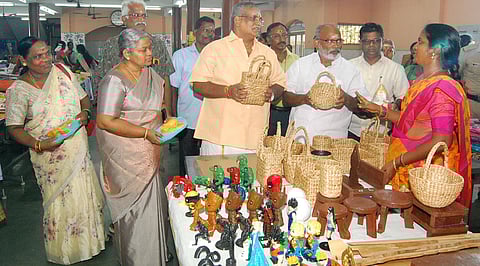 புதுவை வட்டார வளா்ச்சித் துறை சாா்பில் திங்கள்கிழமை தீபாவளி அங்காடி மற்றும் கிராமச் சந்தையை அரியாங்குப்பத்தில் திறந்து வைத்துப் பாா்வையிட்ட சட்டப்பேரவைத் தலைவா் ஆா்.செல்வம்.