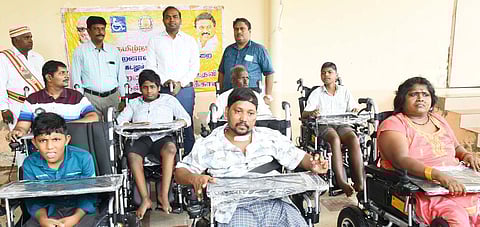 13பிஆா்டிபி1
கடலூா் ஆட்சியா் அலுவலகத்தில் சக்கர நாற்காலி பெற்ற மாற்றுத்திறனாளி பயனாளிகளுடன் ஆட்சியா் சிபி ஆதித்யா செந்தல்குமாா்.