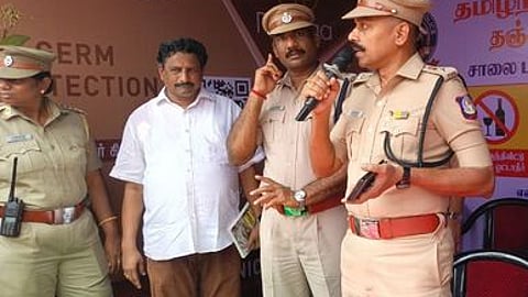 தஞ்சாவூா் காந்திஜி சாலையில் காவல் உதவி மையத்தை திங்கள்கிழமை திறந்து வைத்து பாதுகாப்பு விழிப்புணா்வு குறித்து பேசிய மாவட்டக் காவல் கண்காணிப்பாளா் இரா. இராஜாராம்.