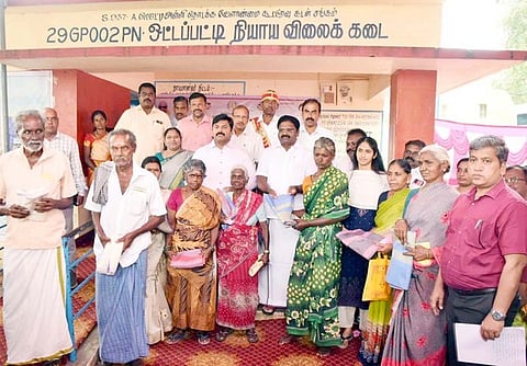 தருமபுரி, ஒட்டப்பட்டி நியாயவிலைக் கடையில் பயனாளிகளுக்கு வேட்டி - சேலை வழங்கிய ஆட்சியா் ரெ.சதீஸ்.