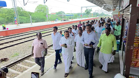 சாத்தூா் ரயில் நிலையத்தில் திங்கள்கிழமை ஆய்வு செய்த மக்களவை உறுப்பினா் மாணிக்கம்தாகூா். உடன் ரயில்வே அதிகாரிகள் உள்ளிட்டோா்.