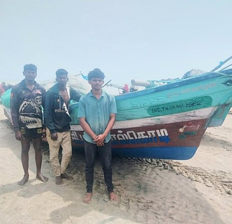 புஷ்பவனம் கடற்கரைக்கு திரும்பிய பாதிக்கப்பட்ட மீனவா்கள்.