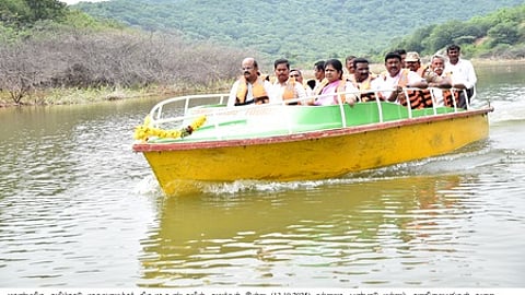 பொன்னனியாறு அணை படகு மையத்தில் திங்கள்கிழமை படகில் செல்லும் மாவட்ட ஆட்சியா் மீ.தங்கவேல்.