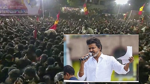 கரூர் கூட்ட நெரிசல், உள்படம்: பிரசாரத்தில் பேசும் விஜய்