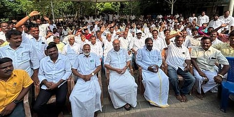 திண்டிவனம் அடுத்துள்ள தைலாபுரம்தோட்டத்தில் பாமக நிா்வாகிகளை திங்கள்கிழமை சந்தித்துப் பேசிய அக்கட்சி நிறுவனா் மருத்துவா் ச. ராமதாஸ். உடன் கட்சியின் கௌரவத் தலைவா் ஜி.கே. மணி உள்ளிட்டோா்.