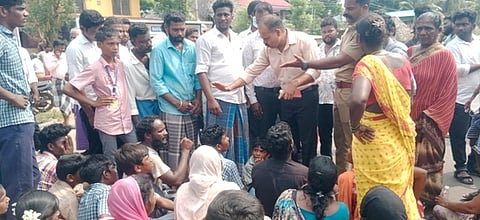 ஆறுபாதியில் சாலை மறியலில் ஈடுபட்ட கிராம மக்கள்.