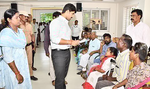 மக்களிடம் மனுக்களை பெற்ற ஆட்சியா் மு.பிரதாப், உடன் மாவட்ட வருவாய் அலுவலா் சுரேஷ் உள்ளிட்டோா்.