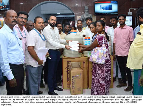 பால் உற்பத்தியாளா்களுக்கு செயற்கை கருவூட்டல் உபகரணங்களை வழங்கும் மாவட்ட ஆட்சியா் ப. ஆகாஷ்.