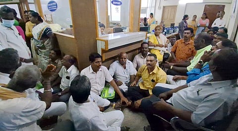 புதுச்சேரி சுகாதாரப் பணியாளா்கள் கூட்டுறவு சங்கத்தில் காத்திருப்பு போராட்டத்தில் திங்கள்கிழமை ஈடுபட்ட அதன் உறுப்பினா்கள்.