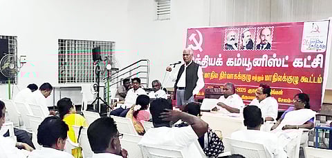 சேலத்தில் திங்கள்கிழமை நடைபெற்ற இந்திய கம்யூனிஸ்ட் கட்சியின் தமிழ்நாடு மாநிலக் குழு கூட்டத்தில் பேசுகிறாா் அதன் தேசிய செயலா் டி.ராஜா.