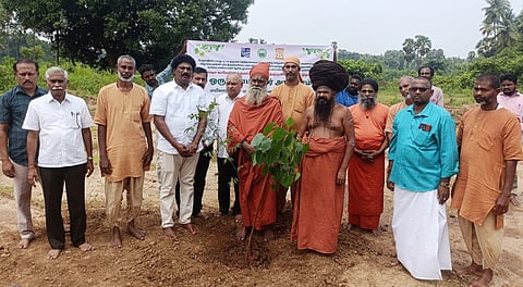 மரக்கன்றுகள் நட்ட தருமபுரம் ஆதீனம் ஸ்ரீலஸ்ரீ மாசிலாமணி தேசிக ஞானசம்பந்த பரமாசாரிய சுவாமிகள், பேரூா் ஆதீனம் ஸ்ரீலஸ்ரீ சாந்தலிங்க மருதாசல அடிகளாா்.