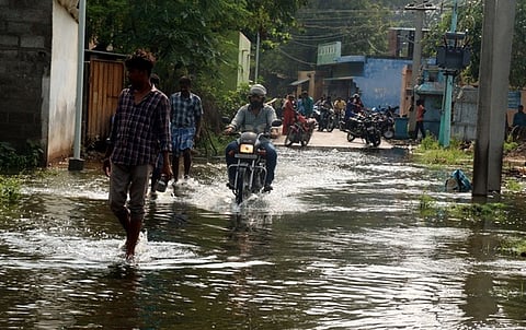 வேலூா் தொரப்பாடி பகுதியில் தெருக்களில் பாய்ந்தோடிய ஏரி உபரிநீா்.