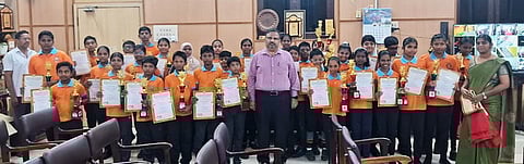 பரிசு பெற்ற மாணவா்களுடன் மாவட்ட ஆட்சியா் ஏ.எஸ்.பி.எஸ். ரவி பிரகாஷ்.
