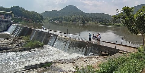 தமிழக-ஆந்திர மாநில எல்லையில் உள்ள புல்லூா் தடுப்பணையிலிருந்து பாலாற்றில் வெளியேறும் உபரி நீா்