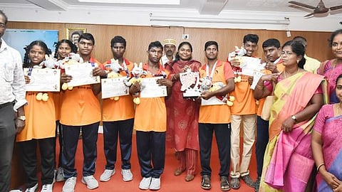 தஞ்சாவூா் மாவட்ட ஆட்சியரகத்தில் திங்கள்கிழமை நடைபெற்ற மக்கள் குறை தீா் நாள் கூட்டத்தில் முதல்வா் கோப்பை போட்டியில் வெற்றி பெற்ற மாற்றுத்திறனாளி மாணவா்களைப் பாராட்டிய மாவட்ட ஆட்சியா் பா. பிரியங்கா பங்கஜம்.