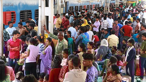 திருப்பூா் ரயில் நிலையத்தில் குவிந்த மக்கள்.